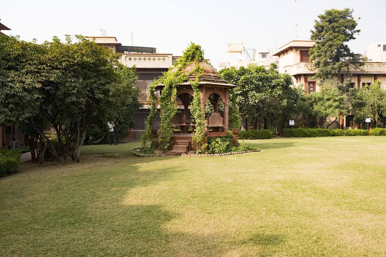 Mvt Guesthouse & Restaurant Vrindāvan Eksteriør billede
