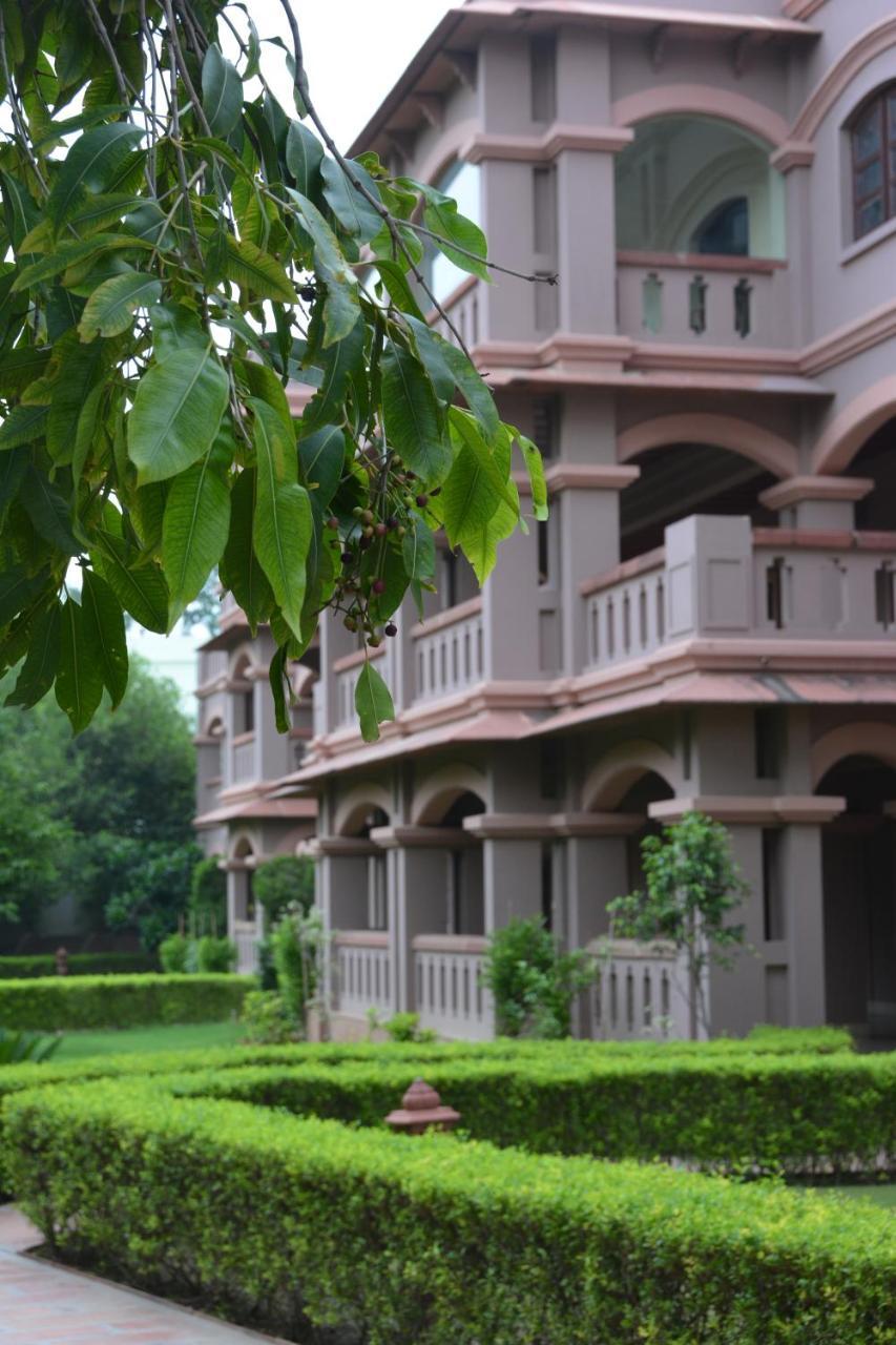 Mvt Guesthouse & Restaurant Vrindāvan Eksteriør billede