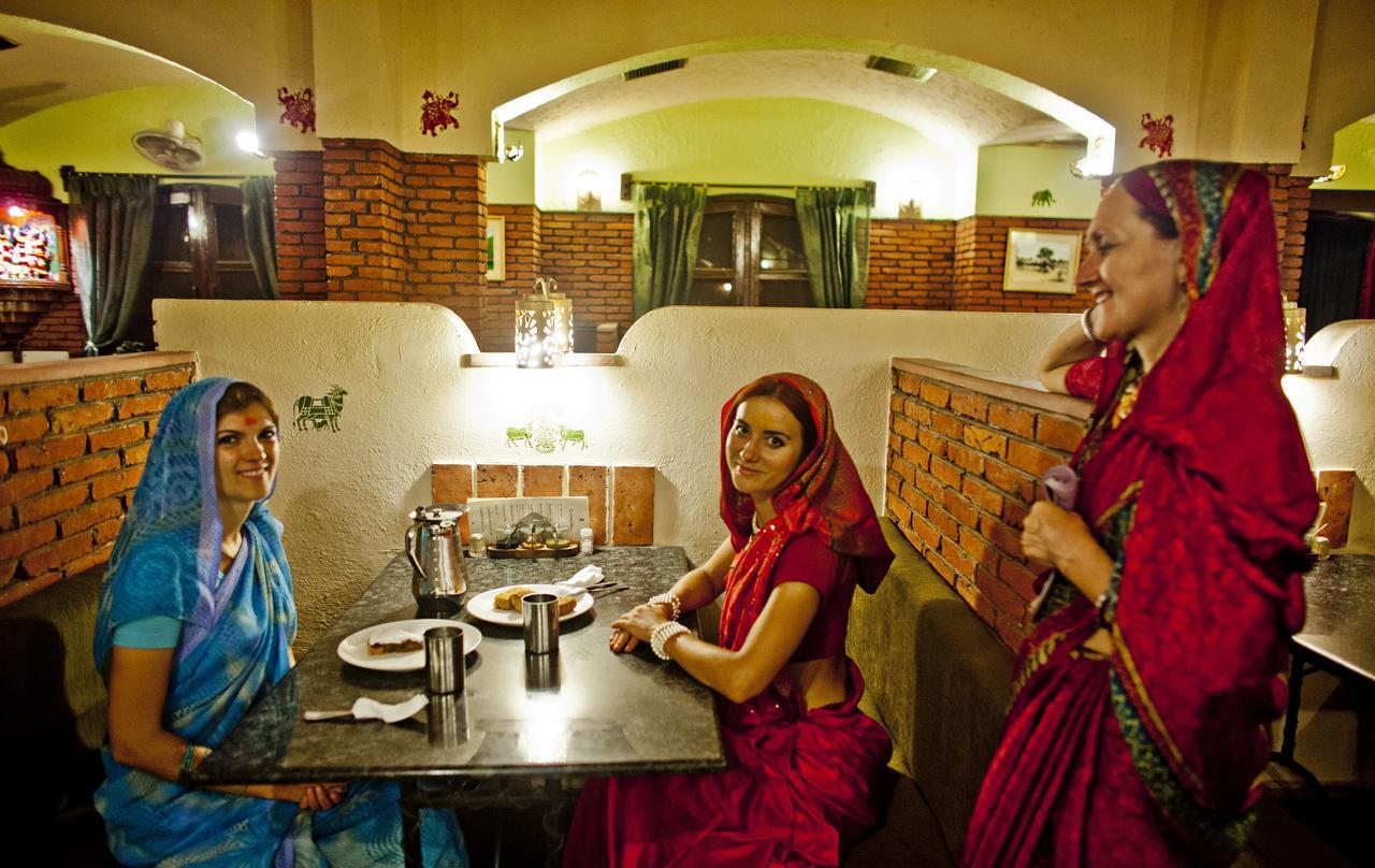 Mvt Guesthouse & Restaurant Vrindāvan Eksteriør billede
