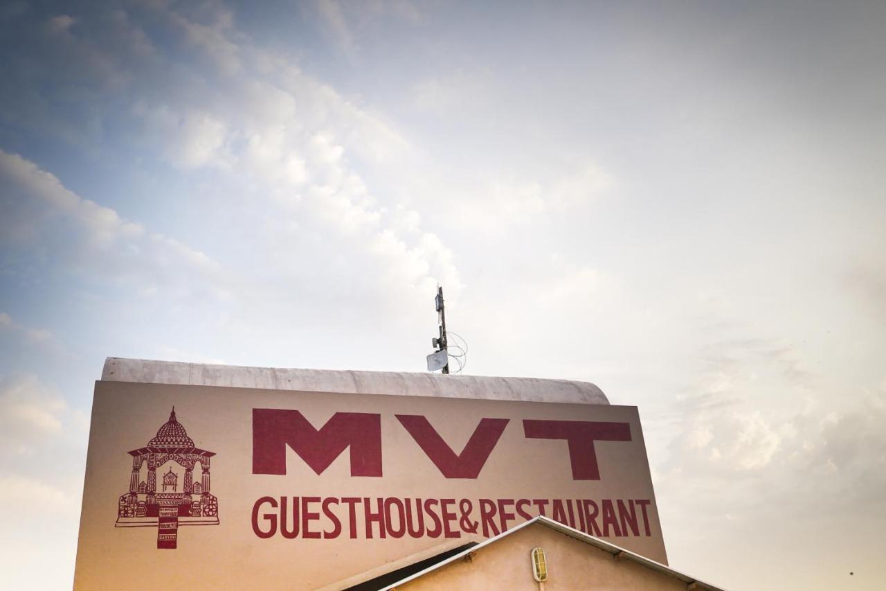 Mvt Guesthouse & Restaurant Vrindāvan Eksteriør billede