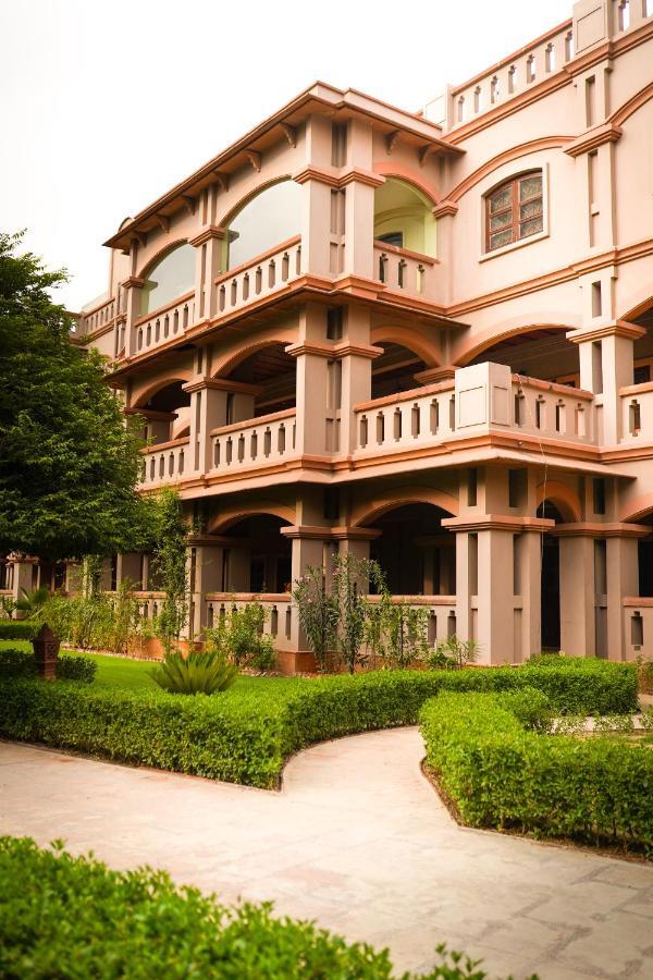Mvt Guesthouse & Restaurant Vrindāvan Eksteriør billede