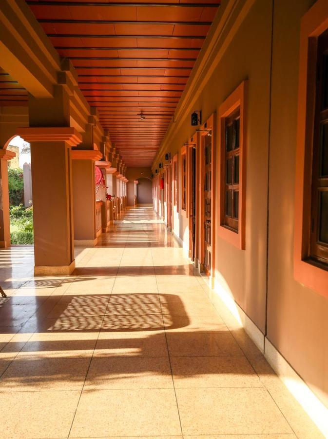 Mvt Guesthouse & Restaurant Vrindāvan Eksteriør billede